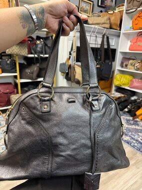 YVES SAINT LAURENT
Gunmetal Metallic Leather Large Muse Bag
MISSING LOCK